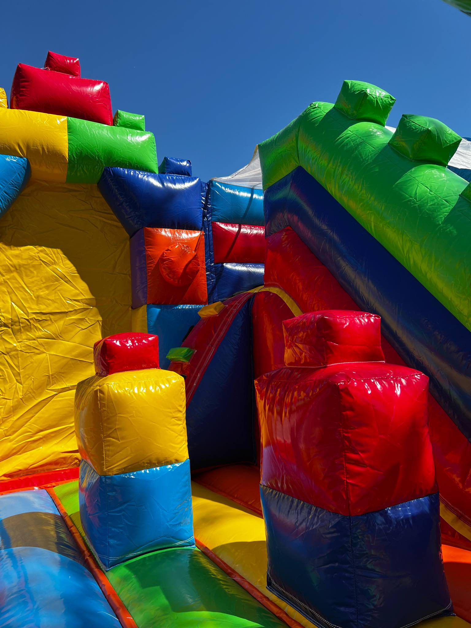 Dmuchany zamek - Kolorowe Klocki